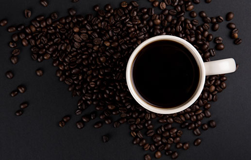 Kaffeesatz dient als magisches Zukunftsorakel am Morgen, wenn Sie Ihren Kaffee auf spirituelle Art und Weise genießen!