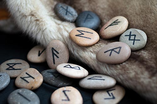 ZDYS Tarotkarten Nordic Runen Holz Set Meditation Wahrsagung Runen Holz Karten-Set mit Aufbewahrungstasche für Anfänger 