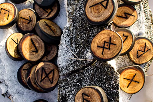 Mystisches Wahrsagen mit Futhark-Runen und der Namens-Rune Ingwaz!