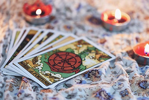 Ihr Online-Tarot auf Wahrsager.de mit dem Pentoracle für Unentschlossenheit