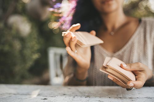Das Online-Tarot steht mit der Acht der Münzen für talentierte Persönlichkeiten.