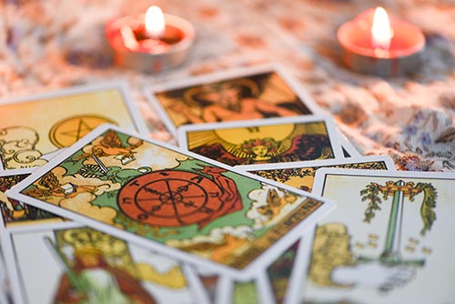 Wohlstand und Sicherheit für Ihren Alltag mit dem Ass der Münzen im Online-Tarot
