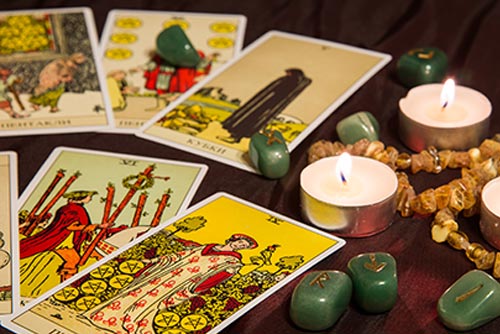 Tarot-Kartenlegungen und die Karten der Kelche in der Kleinen Arkana.