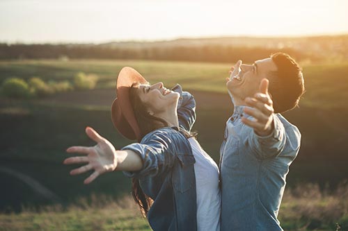 Ihrer Liebe steht nichts im Wege, wenn die Acht der Münzen im Tarot erscheint.