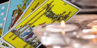Die Vier der Stäbe | Tarotkarte - Kleine Arkana