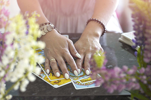 Ein Blick in die Sterne mit dem Online-Tarot und der traditionellen Kartenlegung auf Wahrsager.de!